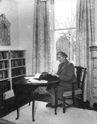 ARKIVBILD 19510101? Författarinnan Agatha Christie vid sitt skrivbord. England x450x *** ARCHIVE PICTURE 19510101 Author Agatha Christie at her desk England x450x  Copyright: xNoxBylinex
