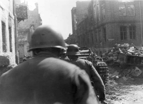 ARKIV - 29 OKTOBER 1944 - gatustrid i Warszawa; en stormavdelning angriper ett polskt motstandsnäste .Warsawaupproret POLEN PB-KOD: 200 x200x *** ARCHIVE 29 OCTOBER 1944 Warsaw street fight a storm trooper attacks a Polish resistance nest Warsaw Uprising POLAND PB KOD 200 x200x  Copyright: xPRESSENSxBILDx WARSZAWAUPPRORET