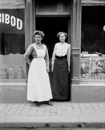 ARKIV 1913 Butiksbiträden utanför bagarbod. Stockholm Sverige x1900x *** ARCHIVE 1913 Shop assistants outside a baggage stall Stockholm Sweden x1900x  Copyright: xTTxHISTORICALx BUTIKSBITRÄDEN