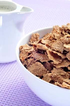 closeup of a bowl with muesli at breakfast time and a jar with milk Copyright: xJuanxMoyanox xDesignxPicsx , 32085091  Copyright: JuanxMoyanox xDesignxPics 32085091