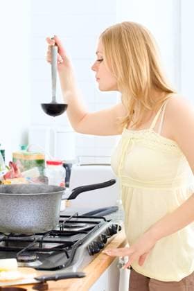 cute young blond woman cooking at kitchen Copyright: xPetrxMalyshevx xDesignxPicsx , 32087791 Copyright: PetrxMalyshevx xDesignxPics 32087791