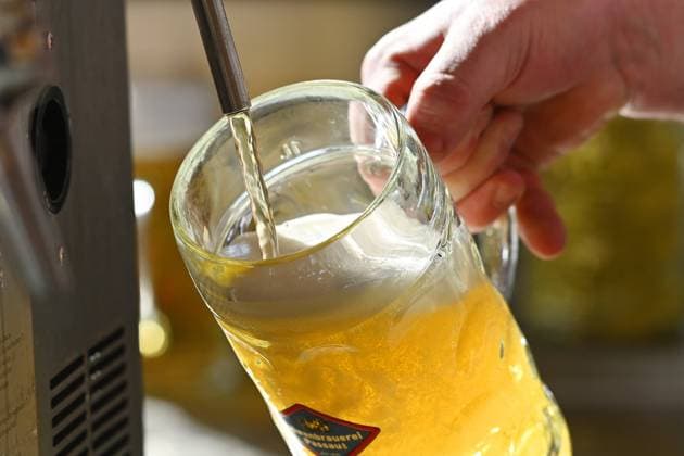 Randmotiv:Eine frische Mass Bier wird gezapft,Zapfahn,Masskrug,Bierpreis,einschenken,Ausschank,Bierkonsum. Politischer Aschermittwoch der CSU am 22.02.2023 in der Dreilaenderhalle in Passau. *** Marginal motif A fresh mass of beer is tapped, tap, mug, beer price, pouring, dispensing, beer consumption Political Ash Wednesday of the CSU on 22 02 2023 in the Dreilaenderhalle in Passau