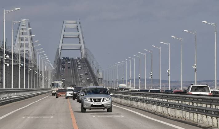 Bilder des Jahres 2023, News 02 Februar News Themen der Woche KW08 News Bilder des Tages Russia Crimean Bridge Accident Reopening 8376401 23.02.2023 Cars drive on the Crimean Bridge, which is open to traffic on all lanes, in Kerch, Crimea, Russia. The Crimean Bridge is fully open for car traffic on all lanes, restoration work was completed one and a half months ahead of schedule. Konstantin Mihalchevskiy Sputnik Kerch Republic of Crimea Russia  Copyright: xKonstantinxMihalchevskiyx
