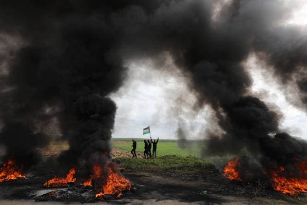Bilder des Jahres 2023, News 02 Februar News Themen der Woche KW08 Palestinian youths burn tyres during a protest near the Israel-Gaza border east of Jabalia refugee camp Palestinian youths burn tyres during a protest near the Israel-Gaza border east of Jabalia refugee camp on Feb. 23, 2023. Israel and Palestinian militants traded air strikes and rocket fire in and around Gaza, a day after the deadliest Israeli army raid in the occupied West Bank in nearly 20 years. Photo by Ashraf Amra apaimages Jabalia Gaza Strip Palestinian Territory 230223_JABALIA_ASH_00 (45) Copyright: xapaimagesxAshrafxAmrax xapaimagesx