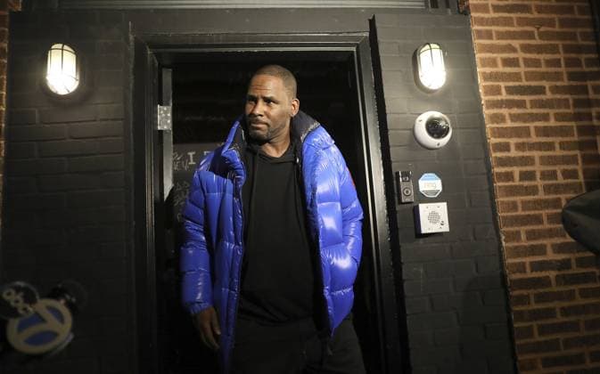 February 23, 2023: Musician R. Kelly emerges from his Chicago studio to turn himself in to Chicago police on Feb. 22, 2019. - ZUMAm67_ 20230223_zaf_m67_003 Copyright: xAbelxUribex