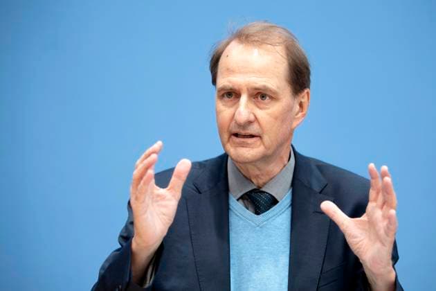 Dirk Messner, Umweltbundesamt DEU, Deutschland, Germany, Berlin, 20.02.2023 Prof. Dr. Dirk Messner , Praesident des Umweltbundesamtes UBA, waehrend der Bundespressekonferenz zum Thema Vorstellung der Studie Empfehlungen fuer einen nachhaltigen Wohnungs- und Staedtebau in Berlin, Deutschland Umweltbundesamt en: Prof. Dr. Dirk Messner , president of the Umweltbundesamt UBA, during the federal press conference on the presentation of the study recommendations for sustainable housing and urban development in Berlin, Germany *** Dirk Messner, Umweltbundesamt DEU, Deutschland, Germany, Berlin, 20 02 2023 Prof Dr Dirk Messner , president of the Umweltbundesamt UBA, during the federal press conference on the presentation of the study recommendatio