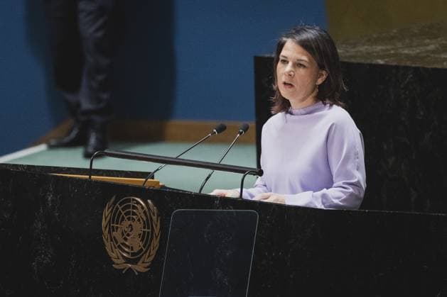 News Themen der Woche KW08 News Bilder des Tages Annalena Baerbock (Buendnis 90 Die Gruenen), Bundesaussenministerin, aufgenommen im Rahmen ihrer Teilnahme an der Notstandssondertagung der Generalversammlung der Vereinten Nationen zur Ukraine-Krise in New York City, 23.02.2023. Baerbock reist nach New York fuer die Teilnahme an der Notstandssondertagung und an der Sondersitzung des Sicherheitsrates der Vereinten Nationen. New York City United States *** Annalena Baerbock Buendnis 90 Die Gruenen , German Foreign Minister, pictured as part of her participation in the United Nations General Assembly Emergency Special Session on the Ukraine Crisis in New York City, 23 02 2023 Baerbock travels to New York for participation in the Emergency Special Session and the Special Session of the United Copyright: xFlorianxGaertnerx