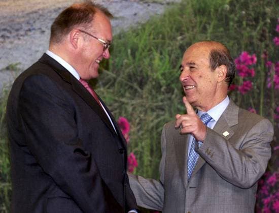 SCANPIX SWEDEN, 2001-06-15. Europeiska radets möte pa Svenska mässan i Göteborg. Gruppbild pa fredagen vid lunch. Bilden: Statsminister Göran Persson tar emot Kostas Simitis, Greklands premiärminister. x50010x *** SCANPIX SWEDEN, 2001 06 15 European Council meeting at the Swedish Exhibition Centre in Gothenburg Group picture at lunchtime on Friday Image Prime Minister Göran Persson receives Kostas Simitis, Prime Minister of Greece x50010x  Copyright: xJanerikxHenriksson TTx 50010