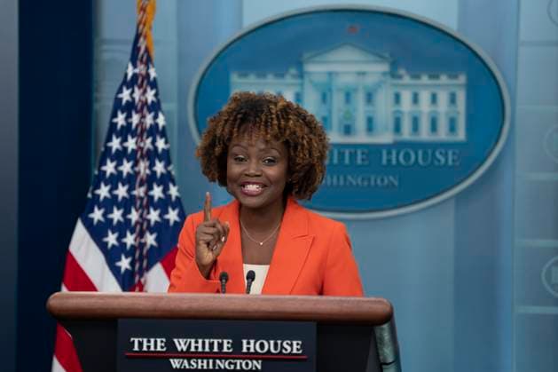News Themen der Woche KW08 News Bilder des Tages February 23, 2023, Washington, District of Columbia, USA: White House Press Secretary Karine Jean-Pierre participates in a news briefing at the White House in Washington, DC on February 23, 2023. . ..........................................United States President Joe Biden and first lady Dr. Jill Biden welcome Governors and their spouses for dinner at the White House during the winter meeting of the National Governors Association in Washington, DC on February 11, 2023 Washington USA - ZUMAs152 20230223_zaa_s152_001 Copyright: xChrisxKleponisx-xPoolxviaxCNPx