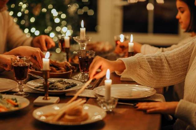 Happy large family with many children celebrating Christmas or New Year eve together at cozy warm home Happy large family with many children celebrating Christmas or New Year eve together at cozy warm home, gathering around festive holiday table with delicious traditional xmas food Copyright: xZoonar.com DashaxPetrenkox 18978392 ,model released, Symbolfoto ,property released