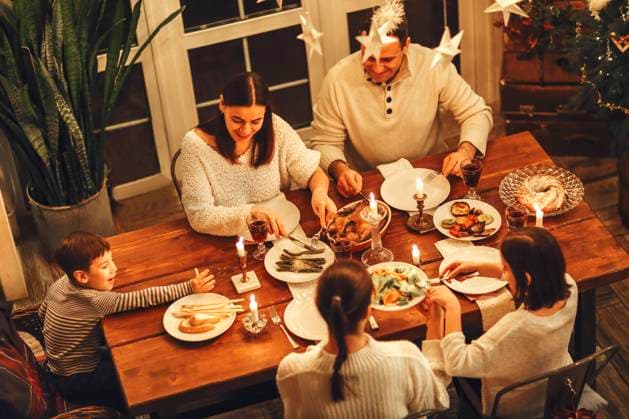 Happy large family with children enjoying traditional Christmas dinner near xmas tree at cozy home View from above of happy large family with many children celebrating Christmas or New Year eve together at cozy warm home, gathering around festive holiday table with delicious traditional xmas food Copyright: xZoonar.com DashaxPetrenkox 19250696 ,model released, Symbolfoto ,property released