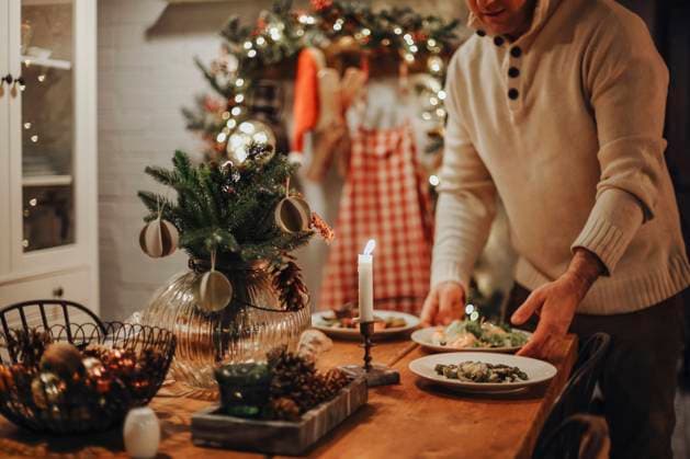 Man preparing delicious and healthy food in the home kitchen for christma Man preparing delicious and healthy food in the home kitchen for christmas. Christmas Duck or Goose and salads for holiday dinner Copyright: xZoonar.com DashaxPetrenkox 19326092 ,model released, Symbolfoto ,property released