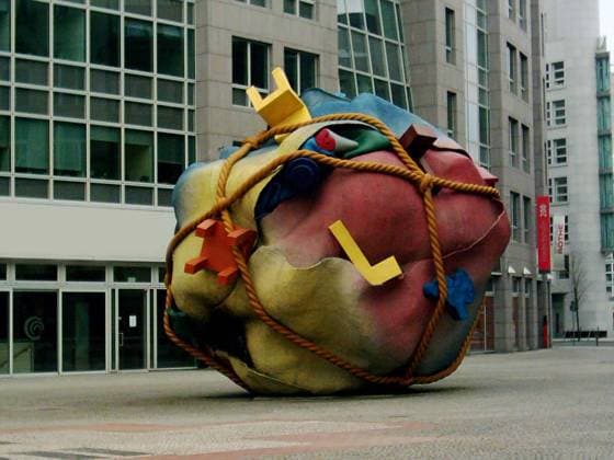 Ein Kunstwerk wurde zu einem mächtigen Ballen verschnürt und ist in Berlin zu sehen Kunstwerk Verpackkung *** A work of art was tied up into a mighty bale and can be seen in Berlin Kunstwerk Verpackkung