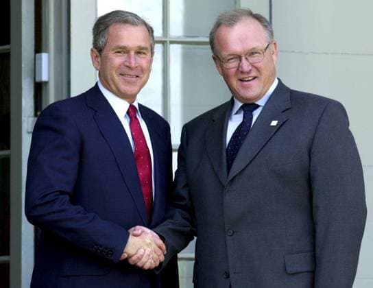 SCANPIX SWEDEN, 2001-06-14. Europeiska radets möte i Göteborg. USA:s president George W Bush (t.v.) träffade statsminister Göran Persson pa Gunnebo slott. Här skakar de hand. x50010x *** SCANPIX SWEDEN, 2001 06 14 European Council meeting in Gothenburg US President George W Bush, left, met Prime Minister Göran Persson at Gunnebo Castle Here they are shaking hands x50010x  Copyright: xJanerikxHenriksson TTx 50010