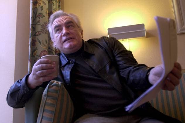 SCANPIX SWEDEN, 2001-11-15. Brittiske skadespelaren Brian Cox. Aktuell med filmen L.I.E som visas pa Stockholms filmfestival. Med kaffemugg och papper. x71420x *** SCANPIX SWEDEN, 2001 11 15 British actor Brian Cox is currently working on the film L I E, which will be shown at the Stockholm Film Festival With a coffee mug and paper x71420x  Copyright: xFredrikxSandberg TTx 71420