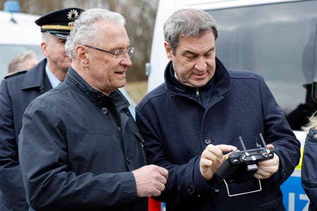 News Themen der Woche KW08 Vorstellung Jahresbilanz der Bayerischen Grenzpolizei in Waidhaus (Parkplatz), Deutschland, HMB Media Schumacher, bfischu ----------- Ministerpräsident Markus Söder, Innenminister Joachim Herrmann (beide CSU) *** Presentation of the annual balance of the Bavarian Border Police in Waidhaus parking lot , Germany, HMB Media Schumacher, bfischu Prime Minister Markus Söder, Minister of the Interior Joachim Herrmann both CSU Copyright: HMBxMedia Schumacher