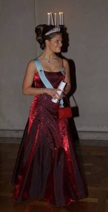 SCANPIX SWEDEN, 2001-12-10. Nobelbanketten i Stadshuset, Stockholm. Kronprinsessan Victoria under middagen. Hon bär tiara, halsband, örhängen, en röd oxblodsfärgad klänning med axelband och ordensdekorationer. Bakom henne ses en ljusstake som gör att prinsessan ser ut att ha ljus i haret, som Lucia. STOCKHOLM SVERIGE x70080x *** SCANPIX SWEDEN, 2001 12 10 The Nobel Banquet at City Hall, Stockholm Crown Princess Victoria during dinner She wears a tiara, necklace, earrings, a red oxblood dress with shoulder straps and decorations Behind her is a candlestick that makes the princess look like she has lights in her hair, like Lucia STOCKHOLM SWEDEN x70080x  Copyright: xErhanxGüner TTx NOBEL 2001 STADSHUSET