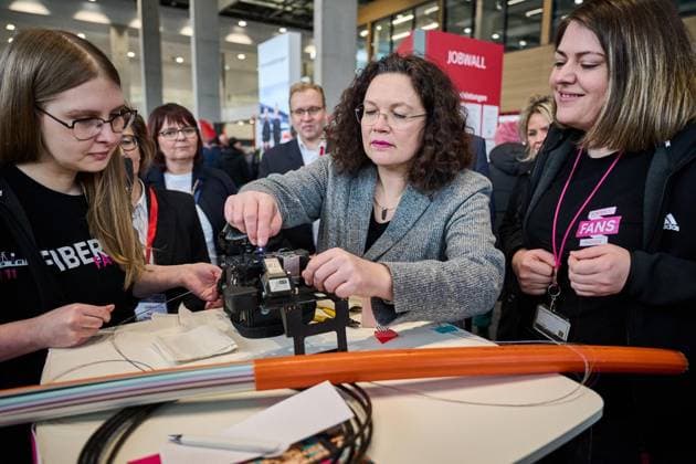 News Themen der Woche KW08 Messe JobAktiv in Aktiv mit Andrea Nahles *** NUR FÜR REDAKTIONELLE ZWECKE *** EDITORIAL USE ONLY ***<p> Andrea Nahles, Vorstandsvorsitzende der Bundesagentur für Arbeit, nimmt am 24.02.2023 in Dortmund an einem Messerundgang auf der JobAktiv teil und lässt sich am Stand der Deutschen Telekom das Splissen eines Glasfahserkabels zeigen. Deutschland NRW Dortmund Copyright: BerndxThissen *** JobAktiv trade fair in Aktiv with Andrea Nahles FOR EDITORIAL PURPOSES ONLY EDITORIAL USE ONLY p Andrea Nahles, Chairwoman of the Federal Employment Agency, takes part in a tour of the JobAktiv trade fair in Dortmund on 24 02 2023 and has the splitting of a fiber optic cable demonstrated at the Deutsche Telekom stand Germany NRW Dortmund Copyright Bernd Copyright: BerndxThissen doc7p2lo9dgoaa7oloockv ,EDITORIAL USE ONLY