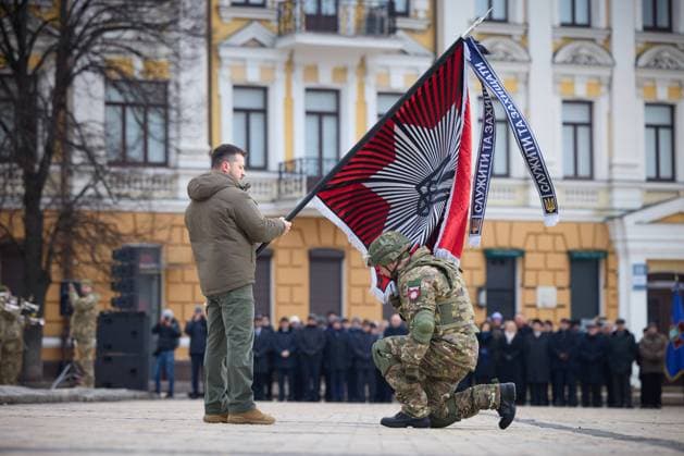 Bilder des Jahres 2023, News 02 Februar News Themen der Woche KW08 Ukrainian President Volodymyr Zelenskyy marked the one-year anniversary of Russia s invasion by presenting state awards, conferring honorary titles upon military personnel and civilians, and handing over battle flags to military units of the Armed Forces and assault brigades of the Offensive Guard on St. Sophia s Square in the Ukrainian capital of Kyiv, Ukraine, on Friday, February 24, 2023. Photo via Ukrainian Presidential Press Office  WAX2023022408 UKRAINIANxPRESIDENTIALxPRESSxOFF