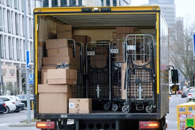Düsseldorf 24.02.2023 Post DHL Paket Pakete Paketwagen Postpaketwagen Paketzusteller Amazon Retouren Retoure CO2 Online shoppen einkaufen onlineshopping Internetshopping Paketboom Paketbote Paketsteuer Paket-Steuer Paketabgabe Onlinehandel Deutsche Post Düsseldorf Nordrhein-Westfalen Deutschland *** Düsseldorf 24 02 2023 post DHL parcel parcel car parcel delivery Amazon returns return CO2 online shopping onlineshopping internet shopping parcel boom parcel messenger parcel tax parcel tax online trade Deutsche Post Düsseldorf North Rhine Westphalia Germany