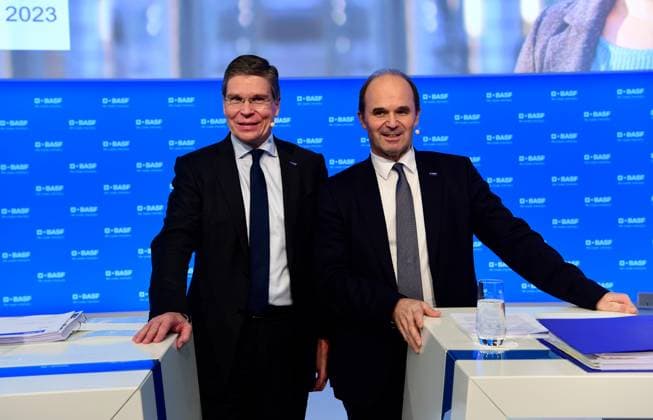 News Themen der Woche KW08 Deutschland, Ludwigshafen, 24.02.2023 Bilanz-Pressekonferenz der der BASF SE Foto: Dr. Martin Brudermueller, Vorsitzender des Vorstands der BASF SE und Dr. Hans-Ulrich Engel (li), Stellvertretender VorstandsÂ­vorsitzender, FinanzÂ­vorstand und Chief Digital Officer der BASF SE Bilanz-Pressekonferenz der der BASF SE *** Germany, Ludwigshafen, 24 02 2023 Annual Press Conference of BASF SE Photo Dr Martin Brudermueller, Chairman of the Board of Executive Directors of BASF SE and Dr Hans Ulrich Engel li , Vice Chairman of the Board of Executive Directors, Chief Financial Officer and Chief Digital Officer of BASF SE Annual Press Conference of BASF SE