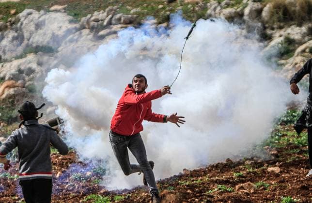 News Themen der Woche KW08 February 24, 2023, Nablus, West Bank, Palestine: A Palestinian demonstrator throws a tear gas canister after the Israeli soldiers fired it at him during the demonstration against Israeli settlements in the village of Beit Dajan near the West Bank city of Nablus. Nablus Palestine - ZUMAs197 20230224_zaa_s197_205 Copyright: xNasserxIshtayehx