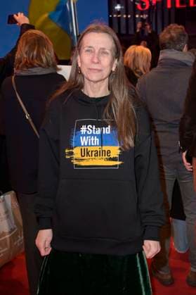 Mariette Rissenbeek demonstriert zusammen mit ukrainischen Filmemachern und Mitgliedern der Intarnationalen Jury ihre Solidarität mit der Ukraine auf dem Roten Teppich vor dem Berlinale-Palast auf der Berlinale 2023 73. Internationale Filmfestspiele Berlin. Berlin, 24.02.2023