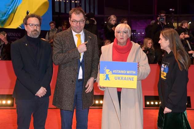 Carlo Chatrian, Oleksii Makeiev, Claudia Roth und Mariette Rissenbeek demonstrieren zusammen mit ukrainischen Filmemachern und Mitgliedern der Intarnationalen Jury ihre Solidarität mit der Ukraine auf dem Roten Teppich vor dem Berlinale-Palast auf der Berlinale 2023 73. Internationale Filmfestspiele Berlin. Berlin, 24.02.2023