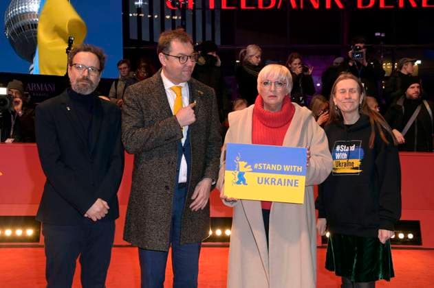 Carlo Chatrian, Oleksii Makeiev, Claudia Roth und Mariette Rissenbeek demonstrieren zusammen mit ukrainischen Filmemachern und Mitgliedern der Intarnationalen Jury ihre Solidarität mit der Ukraine auf dem Roten Teppich vor dem Berlinale-Palast auf der Berlinale 2023 73. Internationale Filmfestspiele Berlin. Berlin, 24.02.2023