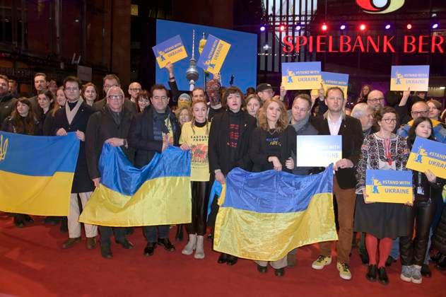 Oleksii Makeiev, Mariette Rissenbeek, Claudia Roth und Carlo Chatrian demonstrieren zusammen mit ukrainischen Filmemachern und Mitgliedern der Intarnationalen Jury ihre Solidarität mit der Ukraine auf dem Roten Teppich vor dem Berlinale-Palast auf der Berlinale 2023 73. Internationale Filmfestspiele Berlin. Berlin, 24.02.2023