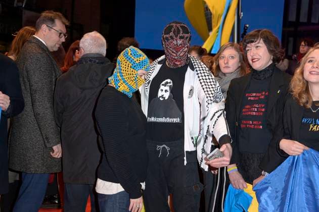 Oleksii Makeiev, Mariette Rissenbeek, Claudia Roth und Carlo Chatrian demonstrieren zusammen mit ukrainischen Filmemachern und Mitgliedern der Intarnationalen Jury ihre Solidarität mit der Ukraine auf dem Roten Teppich vor dem Berlinale-Palast auf der Berlinale 2023 73. Internationale Filmfestspiele Berlin. Berlin, 24.02.2023
