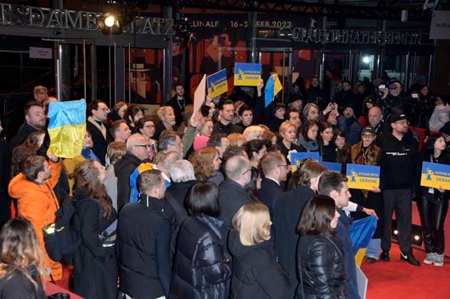 Oleksii Makeiev, Mariette Rissenbeek, Claudia Roth und Carlo Chatrian demonstrieren zusammen mit ukrainischen Filmemachern und Mitgliedern der Intarnationalen Jury ihre Solidarität mit der Ukraine auf dem Roten Teppich vor dem Berlinale-Palast auf der Berlinale 2023 73. Internationale Filmfestspiele Berlin. Berlin, 24.02.2023