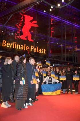 Oleksii Makeiev, Mariette Rissenbeek, Claudia Roth und Carlo Chatrian demonstrieren zusammen mit ukrainischen Filmemachern und Mitgliedern der Intarnationalen Jury ihre Solidarität mit der Ukraine auf dem Roten Teppich vor dem Berlinale-Palast auf der Berlinale 2023 73. Internationale Filmfestspiele Berlin. Berlin, 24.02.2023
