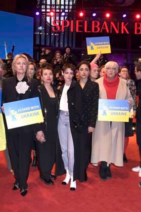 Kristen Stewart, Golshifteh Farahani und Claudia Roth demonstrieren zusammen mit ukrainischen Filmemachern und Mitgliedern der Intarnationalen Jury ihre Solidarität mit der Ukraine auf dem Roten Teppich vor dem Berlinale-Palast auf der Berlinale 2023 73. Internationale Filmfestspiele Berlin. Berlin, 24.02.2023