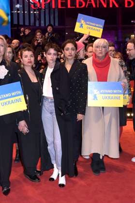 Kristen Stewart, Golshifteh Farahani und Claudia Roth demonstrieren zusammen mit ukrainischen Filmemachern und Mitgliedern der Intarnationalen Jury ihre Solidarität mit der Ukraine auf dem Roten Teppich vor dem Berlinale-Palast auf der Berlinale 2023 73. Internationale Filmfestspiele Berlin. Berlin, 24.02.2023