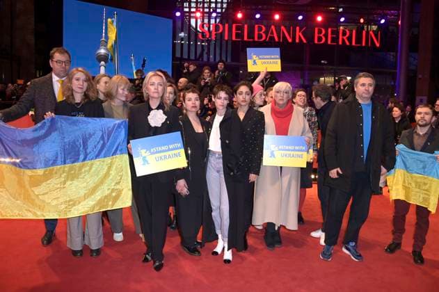 News Bilder des Tages Carlo Chatrian, Oleksii Makeiev, Kristen Stewart, Claudia Roth und Mariette Rissenbeek demonstrieren zusammen mit ukrainischen Filmemachern und Mitgliedern der Intarnationalen Jury ihre Solidarität mit der Ukraine auf dem Roten Teppich vor dem Berlinale-Palast auf der Berlinale 2023 73. Internationale Filmfestspiele Berlin. Berlin, 24.02.2023