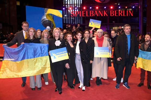 Carlo Chatrian, Oleksii Makeiev, Kristen Stewart, Claudia Roth und Mariette Rissenbeek demonstrieren zusammen mit ukrainischen Filmemachern und Mitgliedern der Intarnationalen Jury ihre Solidarität mit der Ukraine auf dem Roten Teppich vor dem Berlinale-Palast auf der Berlinale 2023 73. Internationale Filmfestspiele Berlin. Berlin, 24.02.2023