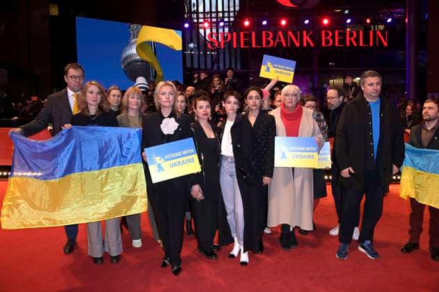 Carlo Chatrian, Oleksii Makeiev, Kristen Stewart, Claudia Roth und Mariette Rissenbeek demonstrieren zusammen mit ukrainischen Filmemachern und Mitgliedern der Intarnationalen Jury ihre Solidarität mit der Ukraine auf dem Roten Teppich vor dem Berlinale-Palast auf der Berlinale 2023 73. Internationale Filmfestspiele Berlin. Berlin, 24.02.2023