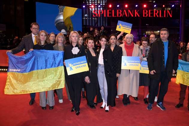 Carlo Chatrian, Oleksii Makeiev, Kristen Stewart, Claudia Roth und Mariette Rissenbeek demonstrieren zusammen mit ukrainischen Filmemachern und Mitgliedern der Intarnationalen Jury ihre Solidarität mit der Ukraine auf dem Roten Teppich vor dem Berlinale-Palast auf der Berlinale 2023 73. Internationale Filmfestspiele Berlin. Berlin, 24.02.2023