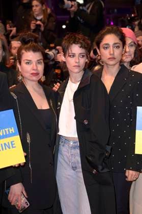 Kristen Stewart und olshifteh Farahani demonstrieren zusammen mit ukrainischen Filmemachern und Mitgliedern der Intarnationalen Jury ihre Solidarität mit der Ukraine auf dem Roten Teppich vor dem Berlinale-Palast auf der Berlinale 2023 73. Internationale Filmfestspiele Berlin. Berlin, 24.02.2023