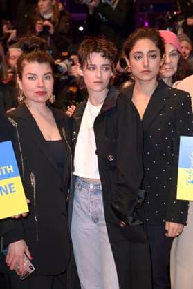 Kristen Stewart und olshifteh Farahani demonstrieren zusammen mit ukrainischen Filmemachern und Mitgliedern der Intarnationalen Jury ihre Solidarität mit der Ukraine auf dem Roten Teppich vor dem Berlinale-Palast auf der Berlinale 2023 73. Internationale Filmfestspiele Berlin. Berlin, 24.02.2023