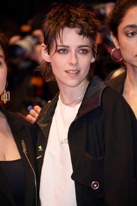 Kristen Stewart demonstriert zusammen mit ukrainischen Filmemachern und Mitgliedern der Intarnationalen Jury ihre Solidarität mit der Ukraine auf dem Roten Teppich vor dem Berlinale-Palast auf der Berlinale 2023 73. Internationale Filmfestspiele Berlin. Berlin, 24.02.2023