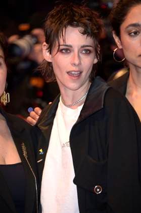 Kristen Stewart demonstriert zusammen mit ukrainischen Filmemachern und Mitgliedern der Intarnationalen Jury ihre Solidarität mit der Ukraine auf dem Roten Teppich vor dem Berlinale-Palast auf der Berlinale 2023 73. Internationale Filmfestspiele Berlin. Berlin, 24.02.2023