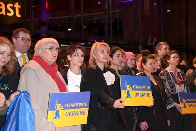 Oleksii Makeiev, Claudia Roth und Kristen Stewart demonstrieren zusammen mit ukrainischen Filmemachern und Mitgliedern der Intarnationalen Jury ihre Solidarität mit der Ukraine auf dem Roten Teppich vor dem Berlinale-Palast auf der Berlinale 2023 73. Internationale Filmfestspiele Berlin. Berlin, 24.02.2023