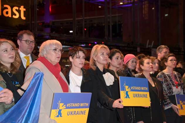 Oleksii Makeiev, Claudia Roth und Kristen Stewart demonstrieren zusammen mit ukrainischen Filmemachern und Mitgliedern der Intarnationalen Jury ihre Solidarität mit der Ukraine auf dem Roten Teppich vor dem Berlinale-Palast auf der Berlinale 2023 73. Internationale Filmfestspiele Berlin. Berlin, 24.02.2023