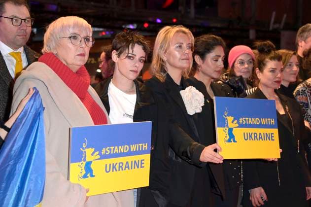 Oleksii Makeiev, Claudia Roth und Kristen Stewart demonstrieren zusammen mit ukrainischen Filmemachern und Mitgliedern der Intarnationalen Jury ihre Solidarität mit der Ukraine auf dem Roten Teppich vor dem Berlinale-Palast auf der Berlinale 2023 73. Internationale Filmfestspiele Berlin. Berlin, 24.02.2023