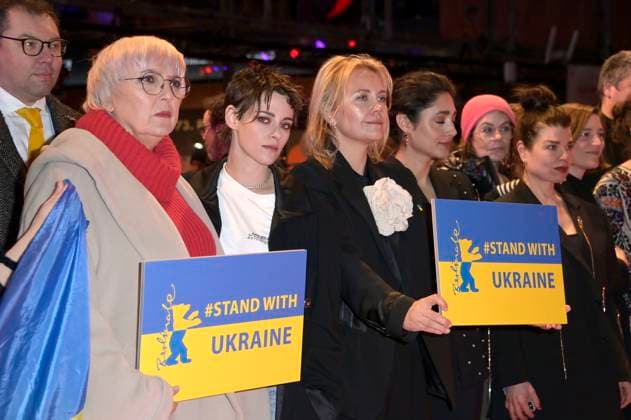 Oleksii Makeiev, Claudia Roth und Kristen Stewart demonstrieren zusammen mit ukrainischen Filmemachern und Mitgliedern der Intarnationalen Jury ihre Solidarität mit der Ukraine auf dem Roten Teppich vor dem Berlinale-Palast auf der Berlinale 2023 73. Internationale Filmfestspiele Berlin. Berlin, 24.02.2023