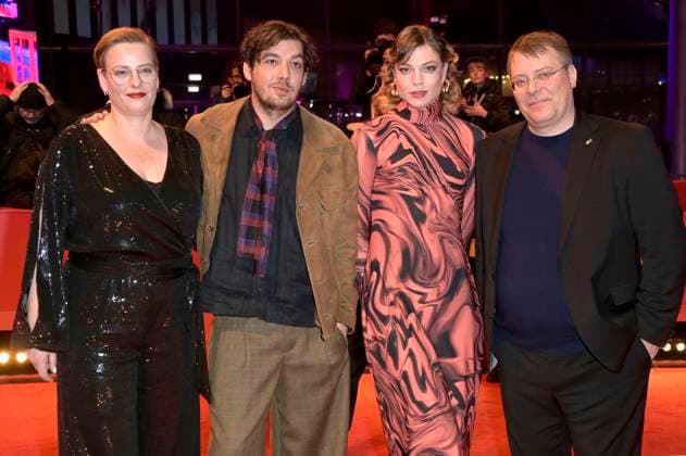 Entertainment Themen der Woche KW08 Entertainment Bilder des Tages Bettina Brokemper, Timocin Ziegler, Thea Ehre und Christoph Hochhäusler bei der Premiere des Kinofilms Bis ans Ende der Nacht Till the End of the Night auf der Berlinale 2023 73. Internationale Filmfestspiele Berlin im Berlinale Palast. Berlin, 24.02.2023 *** Bettina Brokemper, Timocin Ziegler, Thea Ehre and Christoph Hochhäusler at the premiere of the feature film Bis ans Ende der Nacht Till the End of the Night at the Berlinale 2023 73 Berlin International Film Festival at the Berlinale Palast Berlin, 24 02 2023 Foto:xF.xKernx xFuturexImage