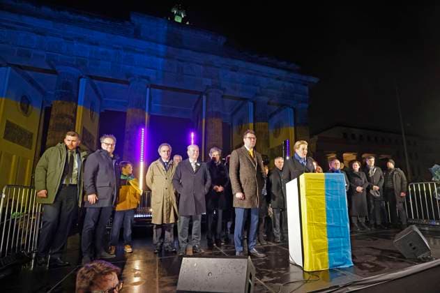 Bilder des Jahres 2023, News 02 Februar News Themen der Woche KW08 News Bilder des Tages Demonstration und Kundgebung zum Jahrestag des russischen Überfalls unter dem Motto Wir werden nie vergessen vor dem Brandenburger Tor. Berlin, 24.02.2023 *** Demonstration and rally on the anniversary of the Russian invasion under the slogan We will never forget in front of the Brandenburg Gate Berlin, 24 02 2023 Foto:xJ.xMWx xFuturexImage