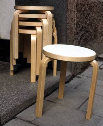SCANPIX SWEDEN, 2001-01-03. Alvar Aalto-pall. Stapelbara pallar i ljust träslag, formgivning, design. x50011x *** SCANPIX SWEDEN, 2001 01 03 Alvar Aalto pallet Stackable pallets in light wood, design, design x50011x  Copyright: xJanerikxHenriksson TTx AALTO-PALL